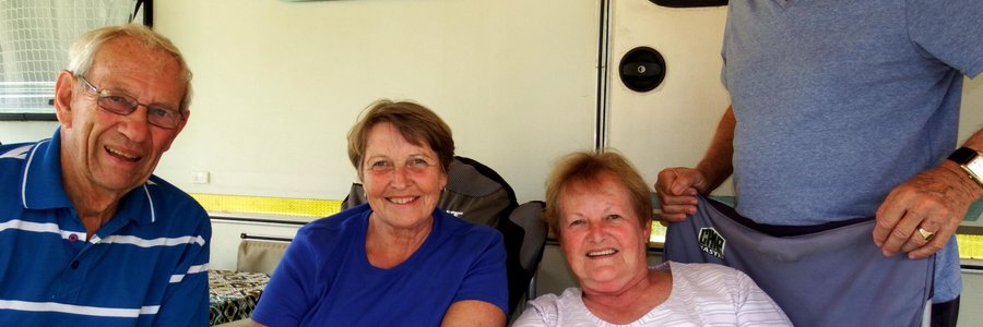 Regs is die Golden Oldies se voorsitter, Eric Smith en sy eggenote,  Elizabeth. Links is twee klublede, Mossie Mostert en Annalet Perold.